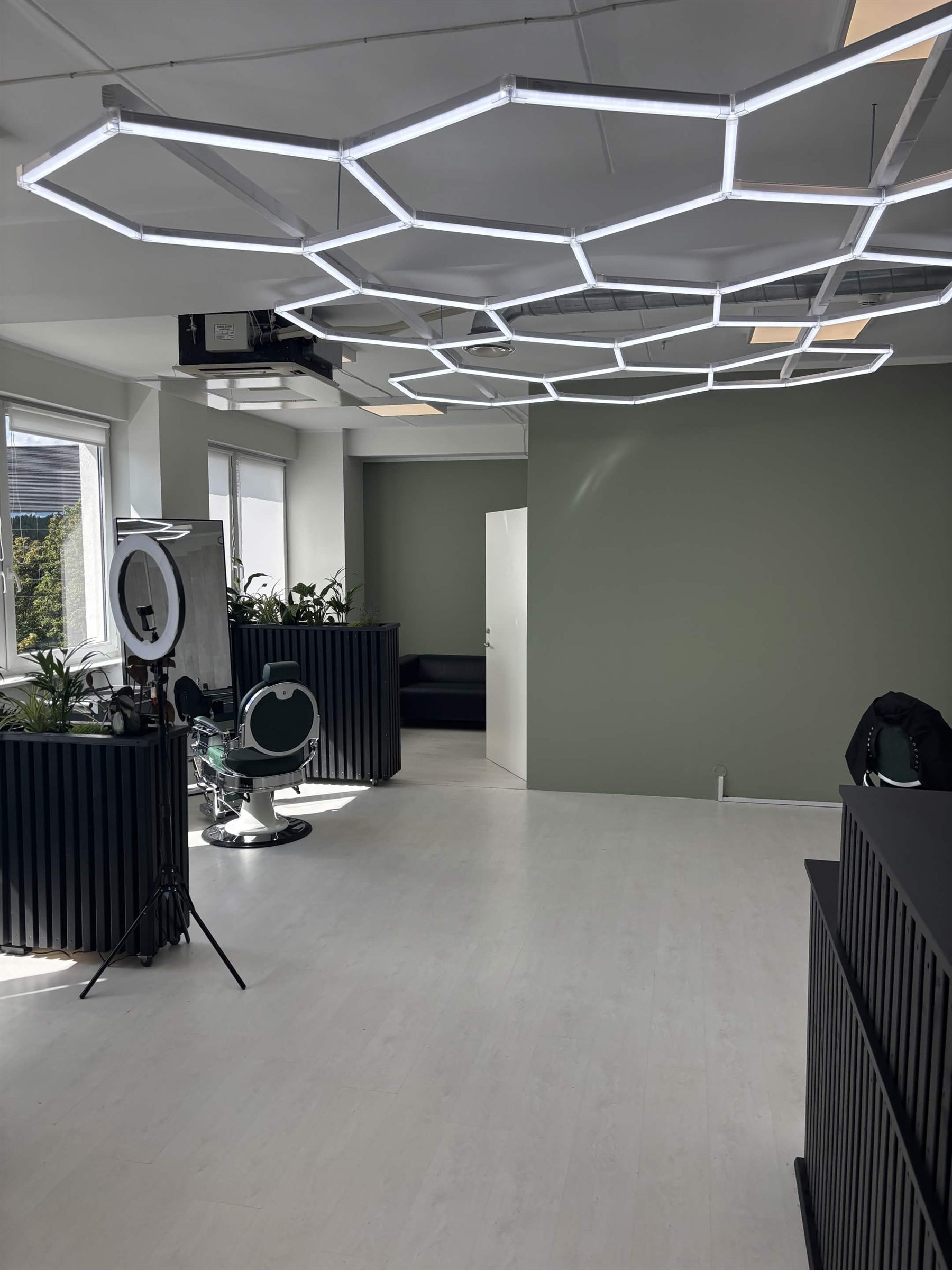 Safespoti töösaal koos barberitooliga